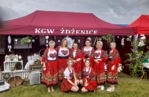 Panie z Kola Gospodyn Wiejskich ze Zdzenic w swoich pieknych strojach przed stoiskiem