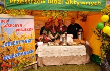 Namiot przestrzen ludzi aktywnych, w srodku trzy kobiety i mezczyzna