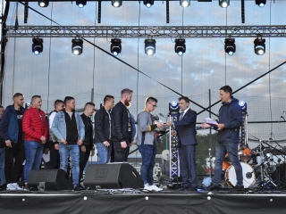 Zespol pilkarski odbiera nagrodez