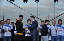 Wyrozniony pilkarz otrzymuje nagrode