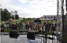 Publicznosc oczekujaca na wystepy