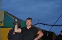 Mlody mezczyzna unoszacy hantel