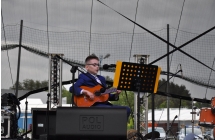 Mlody gitarzysta na scenie