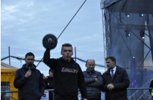 Mezczyzna podnoszacy ciezarek