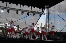 Dzieci w bialo-czerwonych storjach tancza