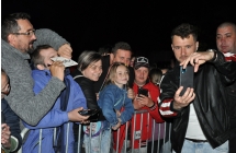 Wokalista Defis robi selfi z tlumem