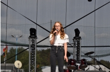 Mloda wokalista na scenie