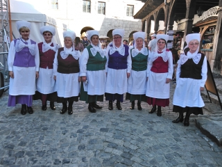 Zespol Tradycja pozuje na brukowanej uliczce