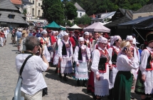 Festiwalowy korowod w przemarszu na rynku