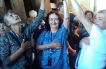 Trzy kobiety dotykja serca Dzwonu Zygmunta