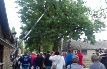 Turysci wchodza przez brame do obozu Auschwitz