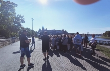 Turysci na Bulwarach Wislanych, w tle Wawel