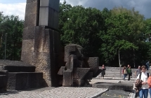 Pomnik na terenie obozu Auschwitz - Birkenau
