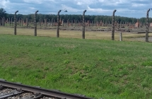 Tory kolejowe oraz baraki w obozie Auschwitz - Birkenau