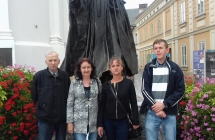 Troje ludzi przed pomnikie Papieza Jana Pawala II
