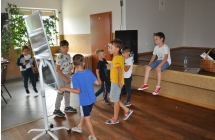 Grupa dzieci podczas zabawy w kalambury
