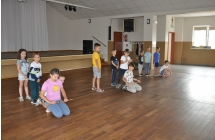Dzieci w trzech grupach podczas zabawy