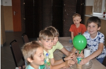 Grupka chlopcow podczas eksperymentu z balonem