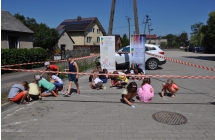 Dzieci podczas malowania kreda na kostce brukowej