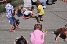 Dzieci maluja kreda na chodniku