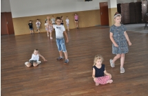 Dzieci bawia sie na duzej sali