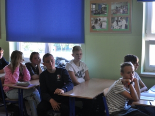 Uczniowie siedza w lawkach