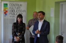 Dwoch mezczyzn i kobieta stoja, w tle baner CKiBP w Malanowie