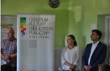 Baner CKiBP, po jednej jego stornie stoi kobieta i mezczyzna, po drugiej mezczyzna