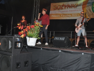 Zespol w skladzie wokalista gitarzysta klawiszowiec