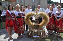 Zdzenicki wieniec na tle ludowo ubranych kobiet