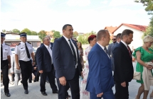 Zaproszeni goscie wchodzacy do kosciola