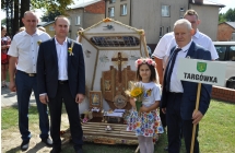 Wyjatkowy wieniec z Targowki w towarzystwie meczyzn oraz dziewczynki