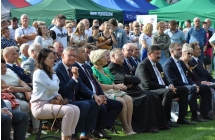 Zaproszeni goscie oraz Pan patrzacy w obiektyw