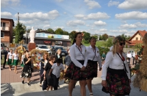 Ujecie wielu gosci wchodzacych do kosciola