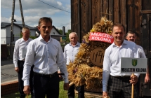 Usmiechnieci mezczyzni z duma prezentujacy wieniec z Milaczewa Kolonii