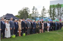 Uroczyste zdjecie zaproszonych gosci na boisku