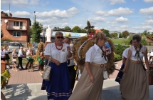 Trzy kobiety w towarzystwie pieknego wienca