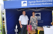 Usmiechnieta kobieta wraz z mezczyzna