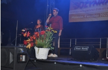 Spiewajacy mezczyzna wraz z instrumentalistka