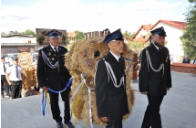 Skupieni strazacy w drodze przy wejsciu do swiatyni