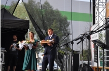 Starostowie dozynek na scenie