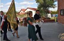 Starostowie dozynek niosacy chleby do kosciola