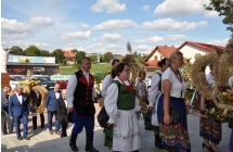 Osoby w ludowych strojach