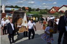 Okazaly wieniec wnoszony przez mezczyzn