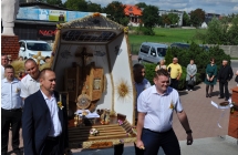 Okazaly wieniec wnoszony do kosciola przez mezczyzn
