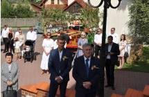 Na tle bryczki osoby biorace udzial w mszy swietej