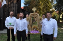Mezczyzni w bialych koszulach z duma prezentujacy wieniec