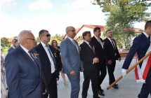 Mezczyzni w garniturach wchodzacy do kosciola