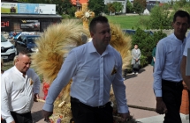 Mezczyzni niosacy wieniec