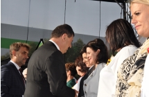 Mezczyzna skladajacy gratulacje kobiecie